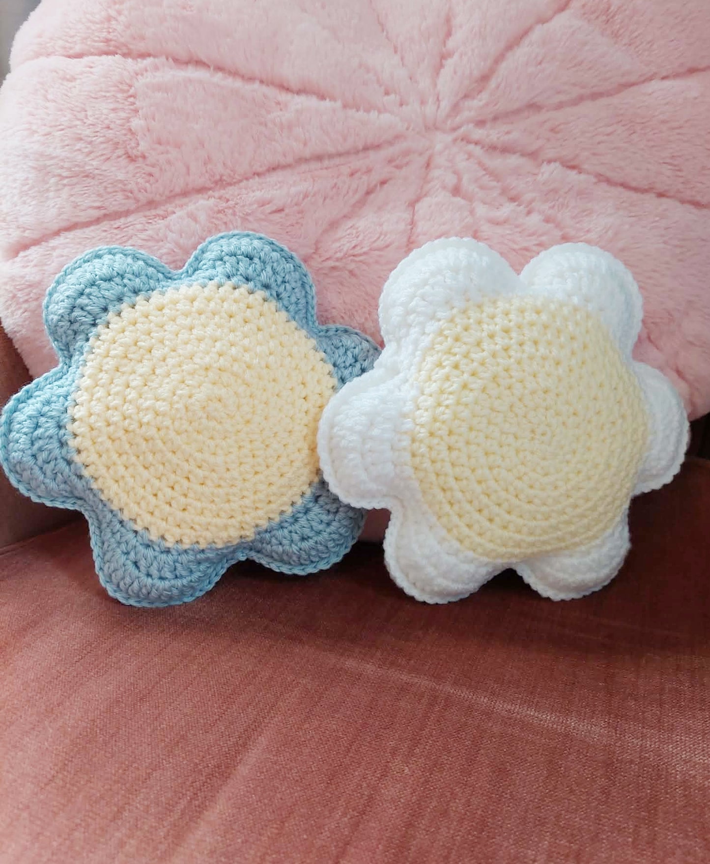 White Daisy Pillow