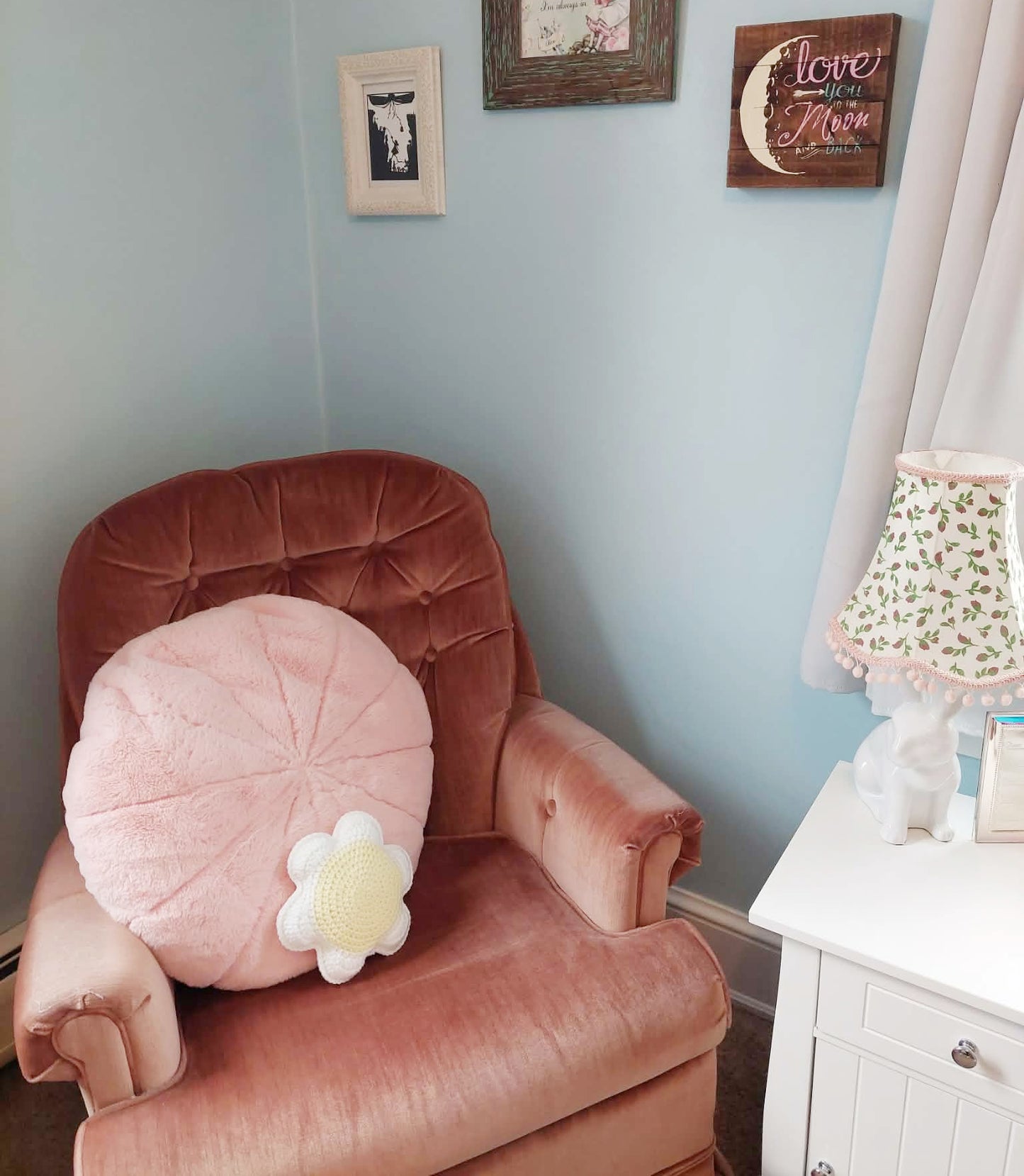 White Daisy Pillow