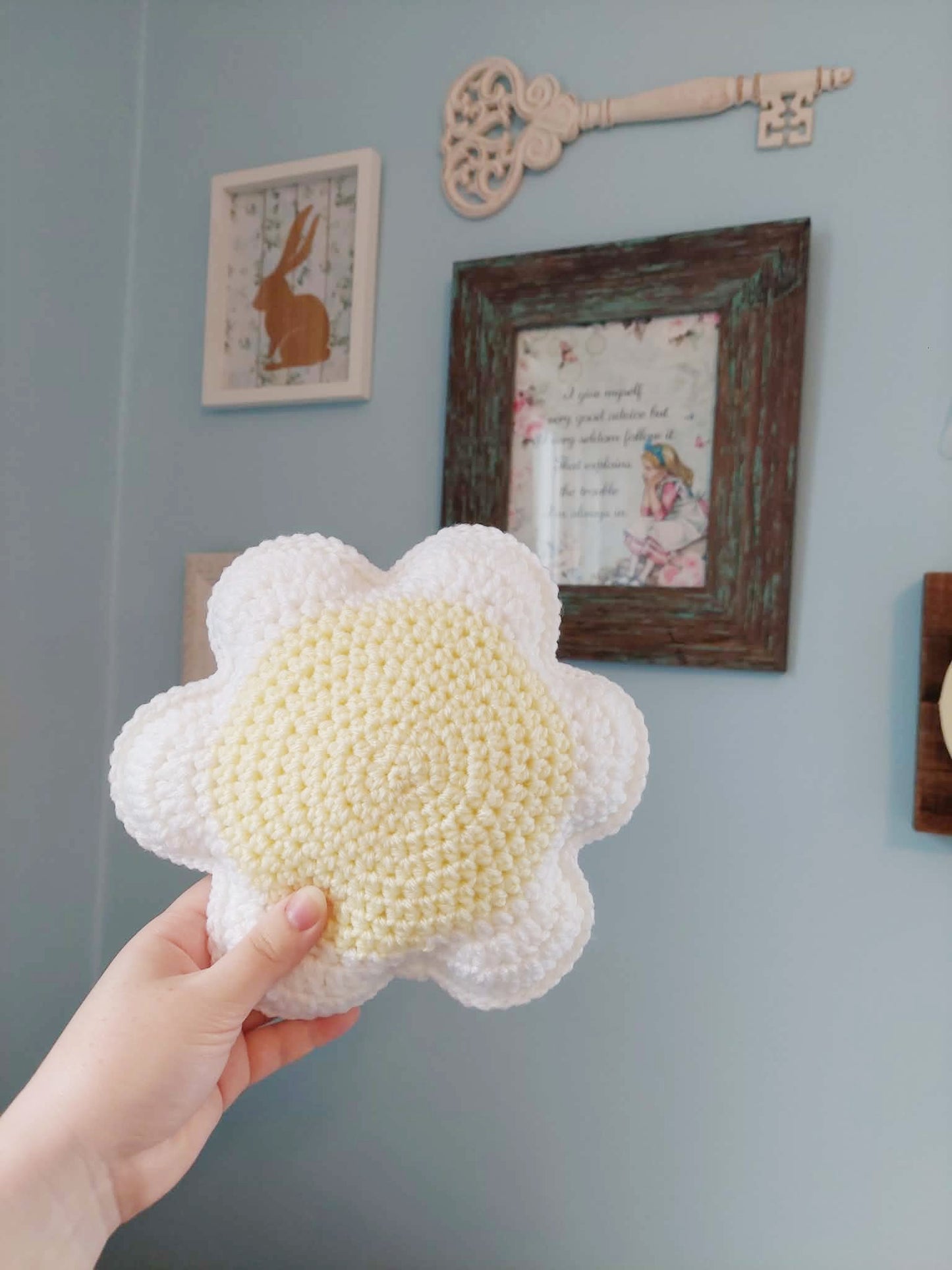 White Daisy Pillow
